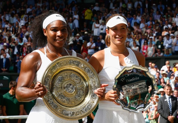 Muguruza (right) and Serena Williams (left) holding their trophies after last year's Wimbledon final (Photo by Julian Finney / Source : Getty Images)