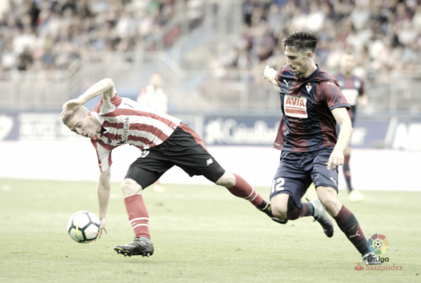 Oliveira intenta contener a Muniain / Foto: La Liga