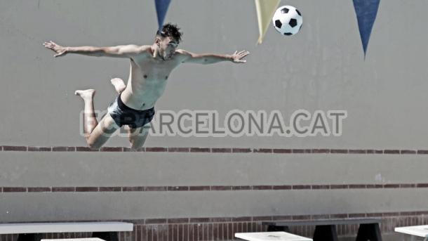Munir remata un balón en la piscina en la que se relajaron los jugadores / Fuente: FC Barcelona