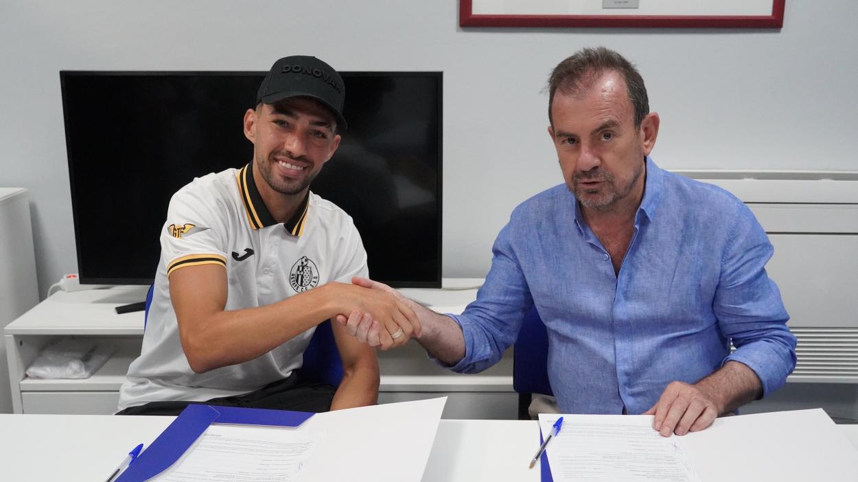 Munir El Haddadi firmando su contrato junto al presidente del Getafe FC / Foto: @GetafeFC
