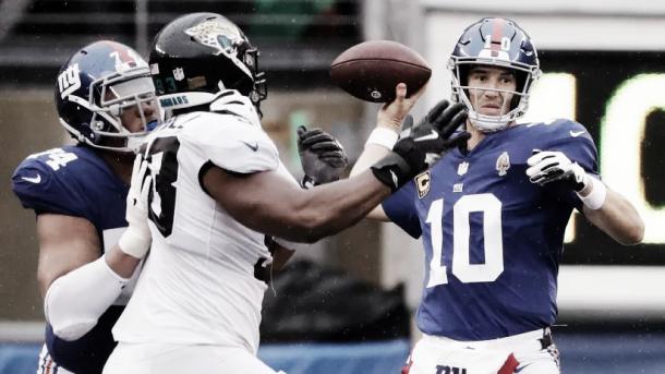 Eli Manning ya es historia de los New York Giants al ser el jugador que más partidos a disputado como titular | Foto: Giants.com