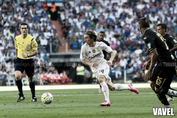 Luka Modric, defendido por dos jugadores, conduce el esférico | Foto: VAVEL