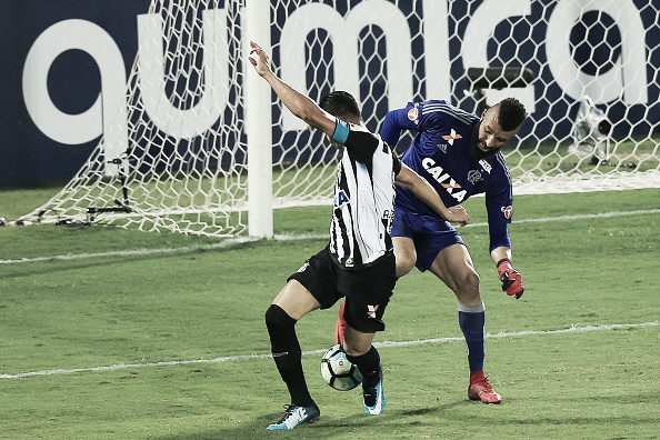 Muralha tenta driblar R. Oliveira, perde a bola e em seguida sai o gol do Santos. Foto: Buda Mendes/Getty Images