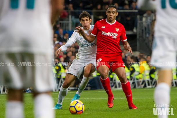 Muriel disputa un balón con Vallejo en el último Real Madrid - Sevilla | Foto: Daniel Nieto (VAVEL)