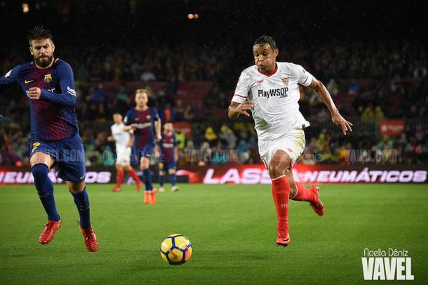 Piqué y Muriel en la disputa de un balón en el Barça - Sevilla de esta temporada | Foto: Noelia Déniz (VAVEL)