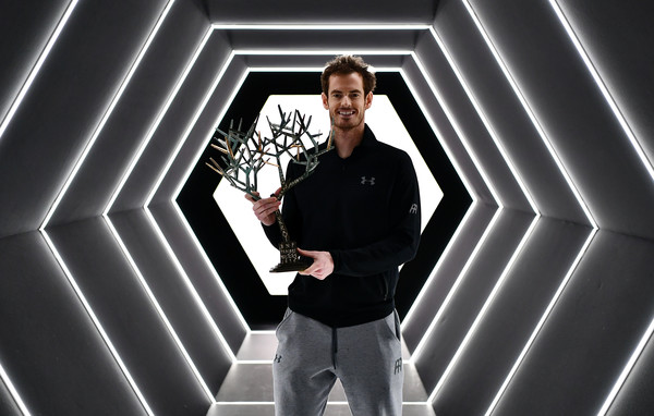 Murray posando con su trofeo en Masters 1000 de París-Bercy. Foto: zimbio