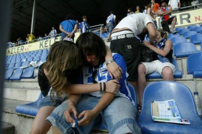 Aficionados, llorando en Mendizorroza, tras el descenso a Segunda B. Fuente: alaves.incondicionales.com