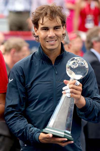 Nadal holding the Rogers Cup trophy in 2013 (Photo by Matthew Stockman / Source : Getty Images)