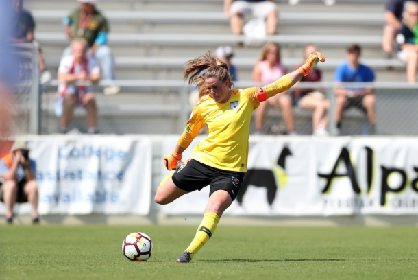 Naeher takes a free kick in the 1-1 draw against the North Carolina Courage. | Photo courtesy @chiredstarsPR