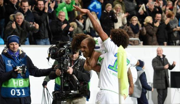 Naldo is congratulated by Dante after scoring the winner (photo: reuters)