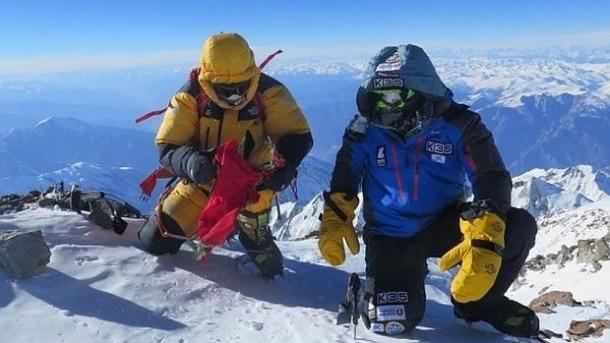 Alex Txikon ( a la derecha) en la cima del Nanga Parbat en invierno de 2016 (8126 metros)
