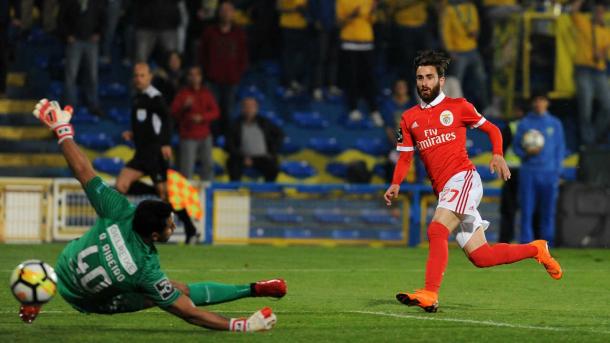 Rafa Silva, bate a Ribeiro | Foto: SL Benfica 