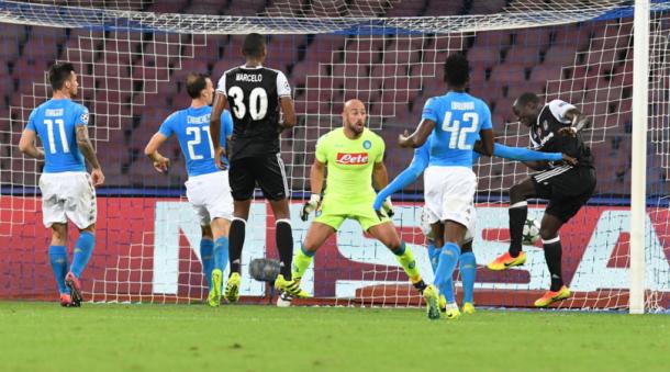 Harakiri Napoli, nel finale. Segna Aboubakar - Foto Champions League