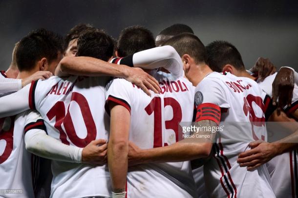 Jugadores del Milna festejando uno de los goles del partido ante el Sassuolo / Foto:gettyimages 