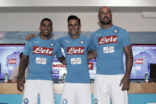 Os modelos para a apresentação da camisa foram o meia Allan, o atacante José Maria Callejóne Pepe Reina.