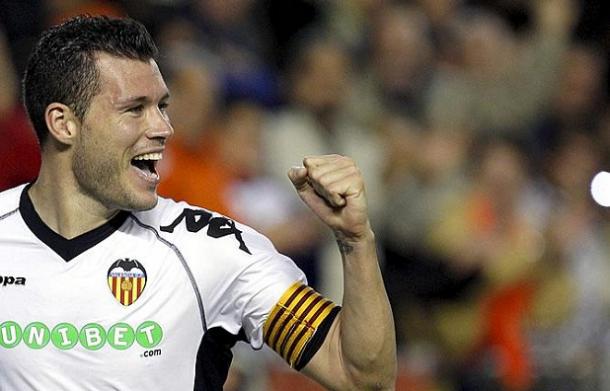 David Navarro celebra un gol con la camiseta del Valencia. Foto: ligafutbol.net