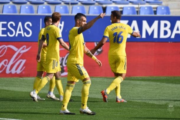 El delantero dedica un gol en el partido ante el Huesca. Fuente: Cádiz CF