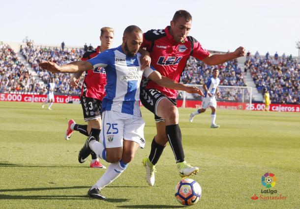 Krsticic pugna por un balón con un jugador del Leganés. / Foto: La Liga