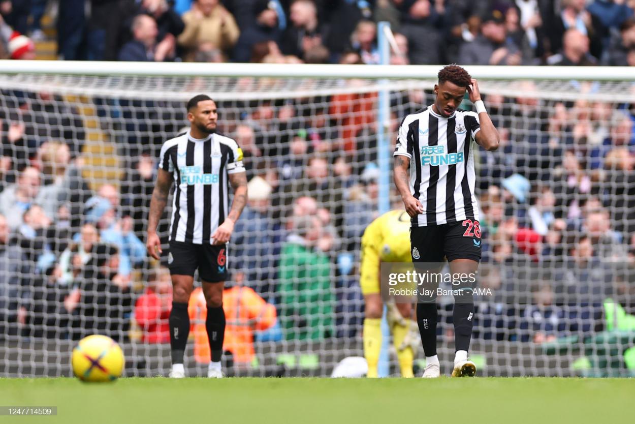 A dejected Joe Willock of Newcastle United after conceding the second goal during the Premier League match between <strong><a  data-cke-saved-href='https://www.vavel.com/en/football/2023/03/02/premier-league/1139282-four-things-we-learnt-from-arsenals-midweek-win-over-everton.html' href='https://www.vavel.com/en/football/2023/03/02/premier-league/1139282-four-things-we-learnt-from-arsenals-midweek-win-over-everton.html'>Manchester City</a></strong> and Newcastle United at Etihad Stadium on March 4, 2023 in Manchester, United Kingdom. (Photo by Robbie Jay Barratt - AMA/Getty Images)