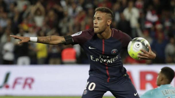 Neymar celebrando un gol con el balón en sus manos / Fuente: París Saint-Germain