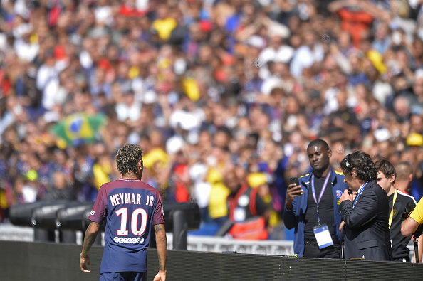 Neymar foi recebido de maneira calorosa no Parc des Princes (Foto: Aurelien Meunier / Getty Images)