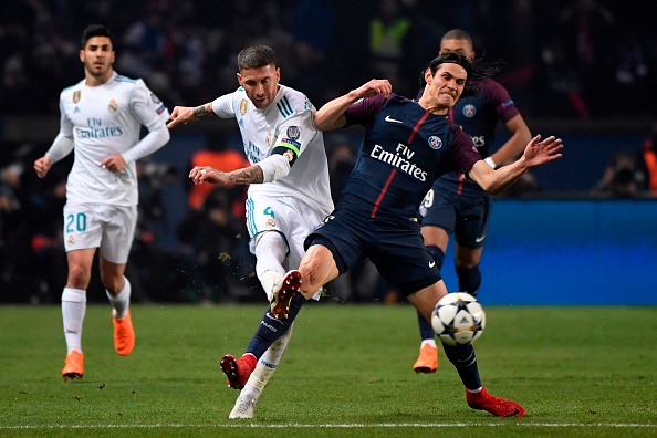 Ramos e Cavani disputam a bola | Foto: Franck Fife/Getty Images