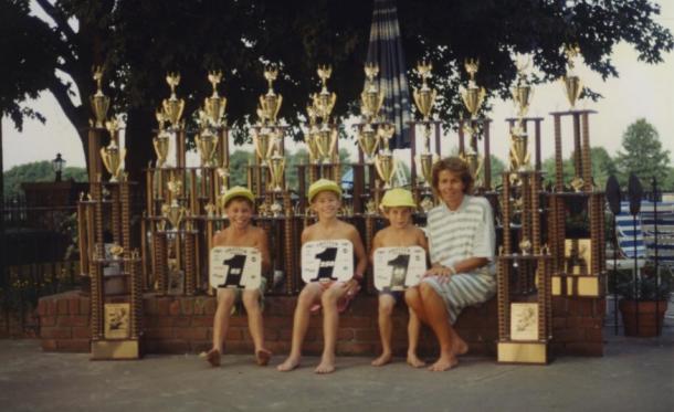 Nicky, Tommy, Roger y Rose, su madre, posando con algunos de los trofeos conseguidos. Foto: Web oficial Nicky Hayden.