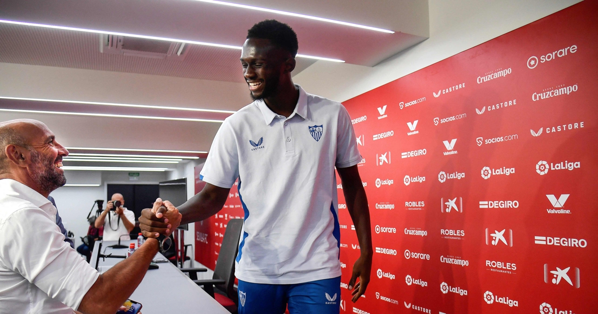 Tanguy Nianzou saludando a Monchi en el día de su presentación oficial como jugador del Sevilla FC. Fuente: ABC Sevilla