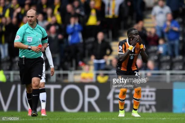 Oumar Niasse looks perplexed at his dismissal | Photo: Getty/ Gareth Copley