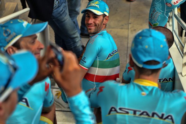 Vincenzo Nibali, máximo favorito, en la presentación de ayer. | Fuente: Twitter (@AstanaTeam)