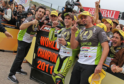 Nico Terol celebrano su título de 125cc.