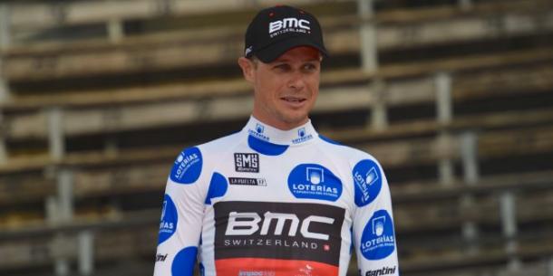 Nicolas Roche, con el maillot de topos azules de la montaña. | Foto: La Vuelta