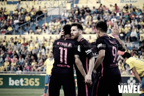 El abrazo entre Neymar y Messi, celebrando un gol del carioca ante la UD Las Palmas | Foto: Laura Santana - VAVEL