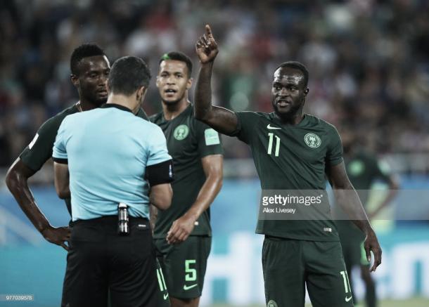 Moses protesta el penalti que supuso el 2-0 frente a Nigeria / Fuente: Getty Images