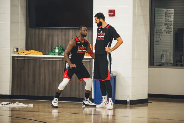 Nikola junto a Wade en un entrenamiento | Foto: NBA (Chicago Bulls)