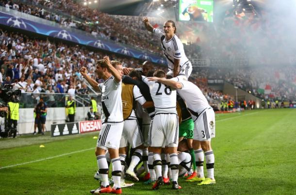 The Legia players celebrate reaching the Champions League group stages after defeating Dundalk | Photo: Getty