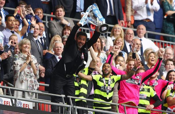 Wagner ofreciéndole el trofeo a sus aficionados. Foto: Huddersfield Town