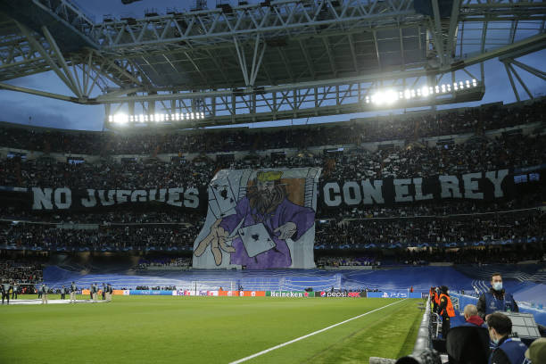 Tifo <strong><a  data-cke-saved-href='https://www.vavel.com/es/futbol/2022/04/13/real-madrid/1108272-modric-no-nos-rendimos.html' href='https://www.vavel.com/es/futbol/2022/04/13/real-madrid/1108272-modric-no-nos-rendimos.html'>Real Madrid</a></strong> I Foto: Getty Images