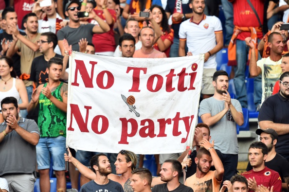 A festa da torcida romanista ficará mais triste a partir deste domingo. Mas Totti estará eternizado na mesma (Foto: Gabriel Bouys / AFP)