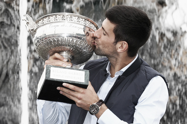 Djokovic posa con su trofeo de Roland Garros. Foto: zimbio.com
