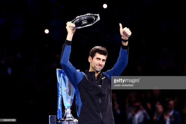 Djokovic alza el trofeo de finalista en Londres. Foto: Getty Images.