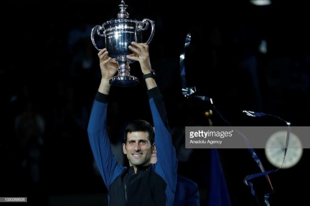 Djokovic levanta el trofeo de campeón del US Open. Foto: Getty Images,