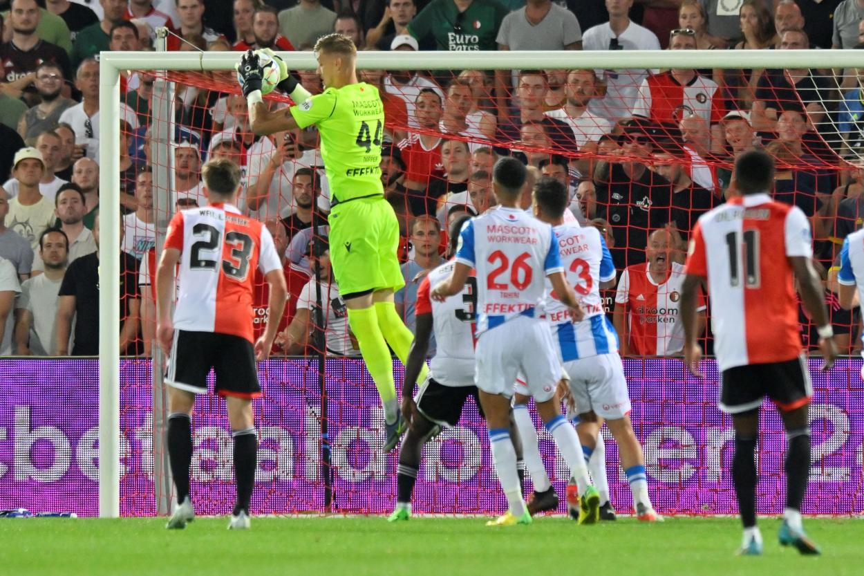 Noppert em ação no empate do Heerenveen contra o Feyenoord em 0 a 0, em Roterdã (Foto: Divulgação/SC Heerenveen_