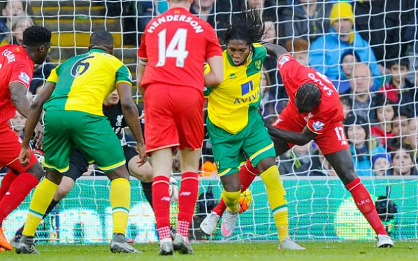 Mbokani hizo uno de los goles de la temporada pasada. Foto: Premier League