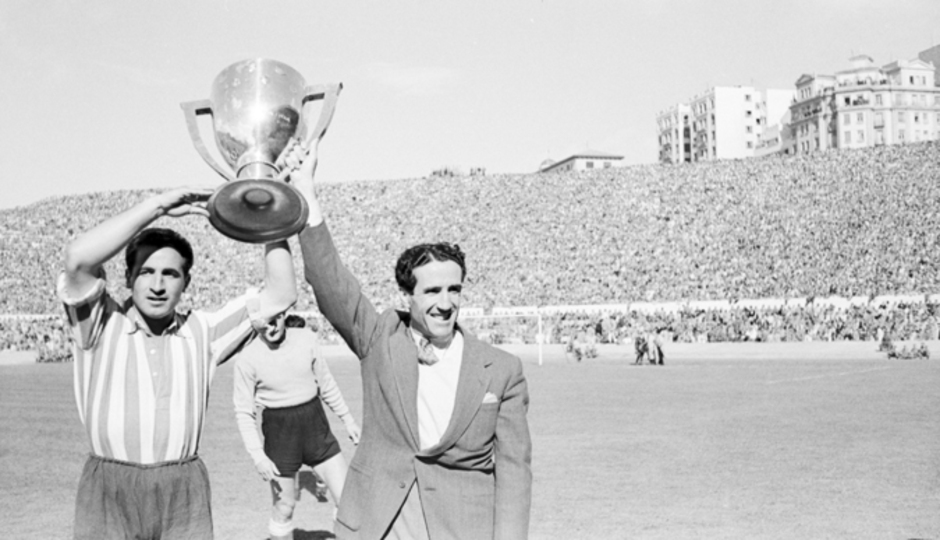 Aparicio capitan y Helenio Herrera entrenador levantando el trofeo de campeones de Liga 50-51/Foto:Club Atlético de Madrid
