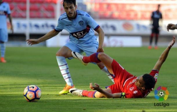 Julio Álvarez, caído en el suelo, junto a Espinosa | La Liga