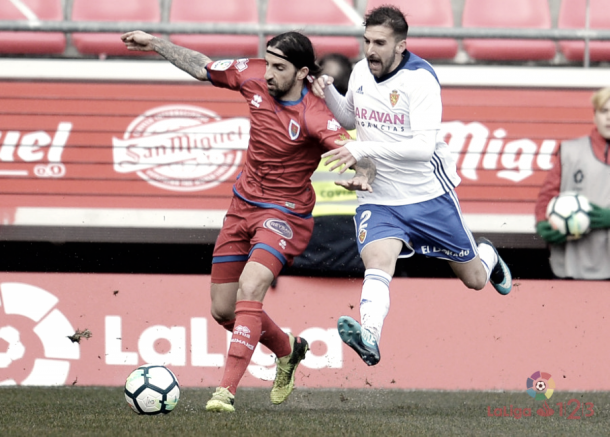 Marc Mateu tratando de llevarse el balón ante un rival | Fotografía: La Liga
