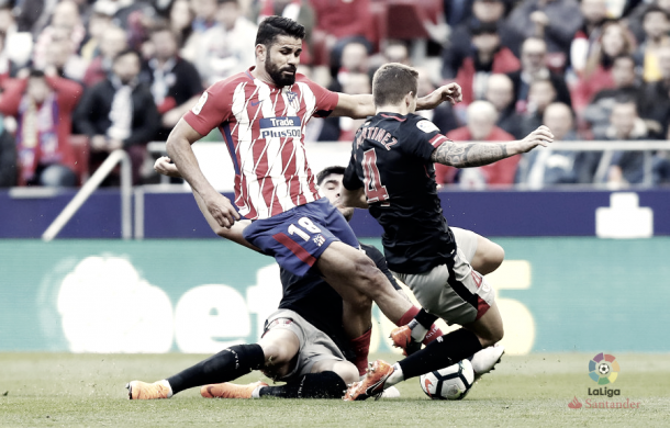 Íñigo Martínez y Unai Núñez pelean un balón con Diego Costa | Foto: La Liga