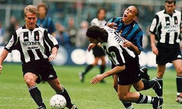 Lo scontro Iuliano-Ronaldo. | Foto: calciomercato.com