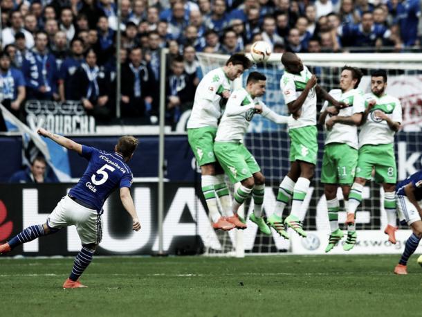Schalke's number 5 marked the 2:0-lead with a beautiful free-kick. (Photo: Kicker)